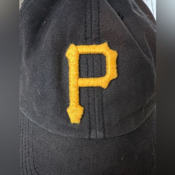 Vintage Pittsburgh Pirates MLB Black Hat Embroidered P in Yellow Pirate Patch M - Picture 2 of 9